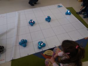 Zabawy edukacyjne z&nbsp;robotami w&nbsp;przedszkolu Frajda w&nbsp;Świdnicy