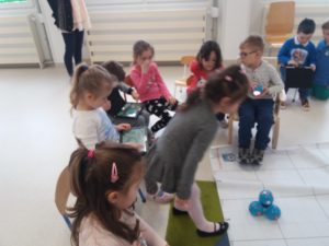 Zabawa i&nbsp;nauka z&nbsp;robotami Dash i&nbsp;Dot w&nbsp;Przedszkolu Frajda